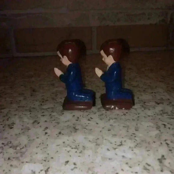 Vintage (2) Praying Men Wearing Suit & Tie Figurines Made In Korea - Picture 4 of 6